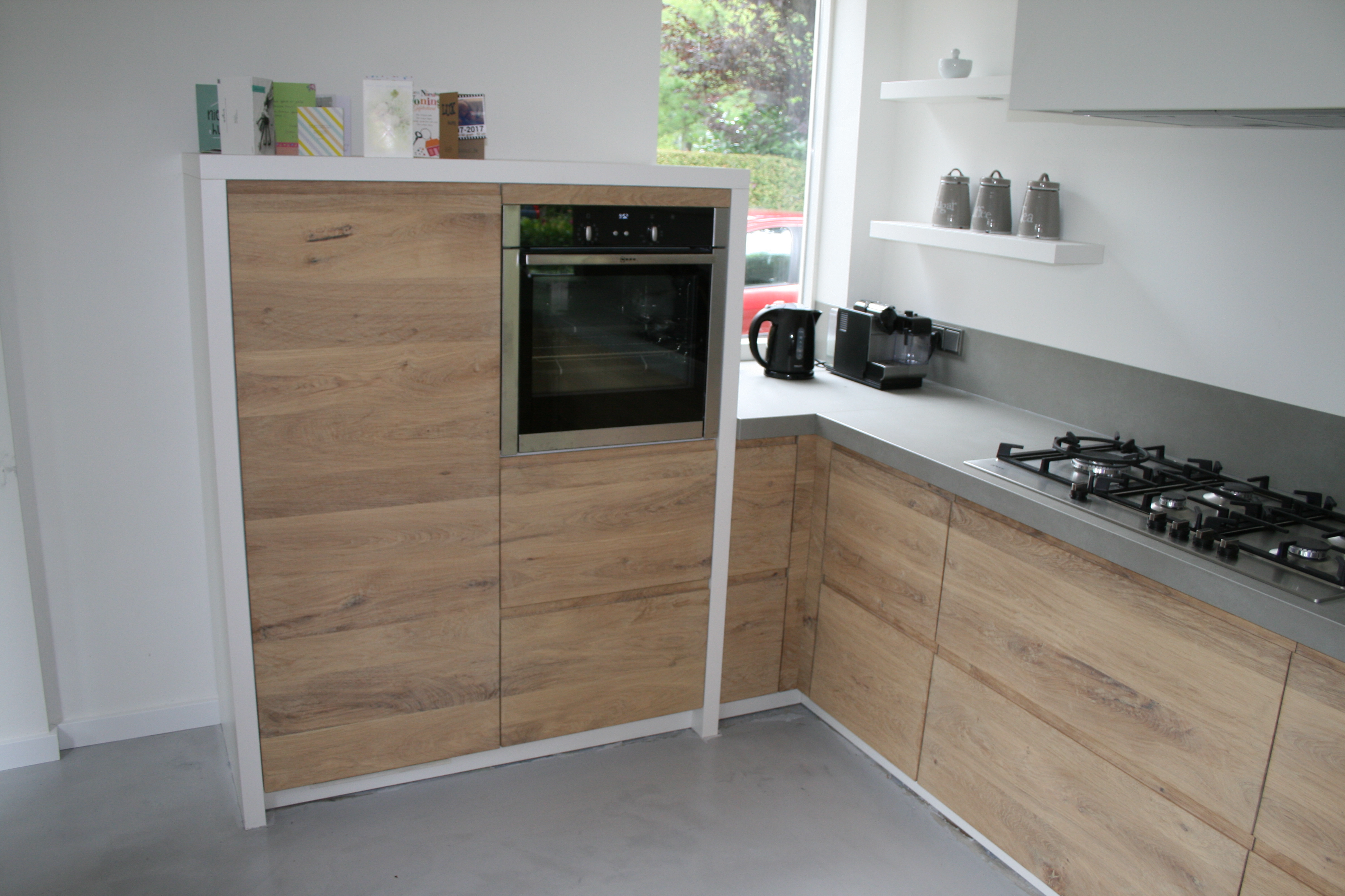 relais twintig Onbemand Keuken met massief hout fronten op maat gemaakt.